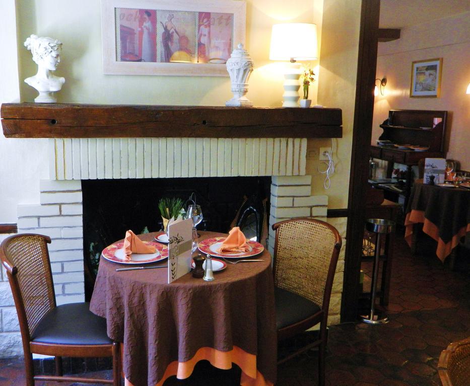 Hotel Restaurant Le Cygne Conches-en-Ouche Экстерьер фото