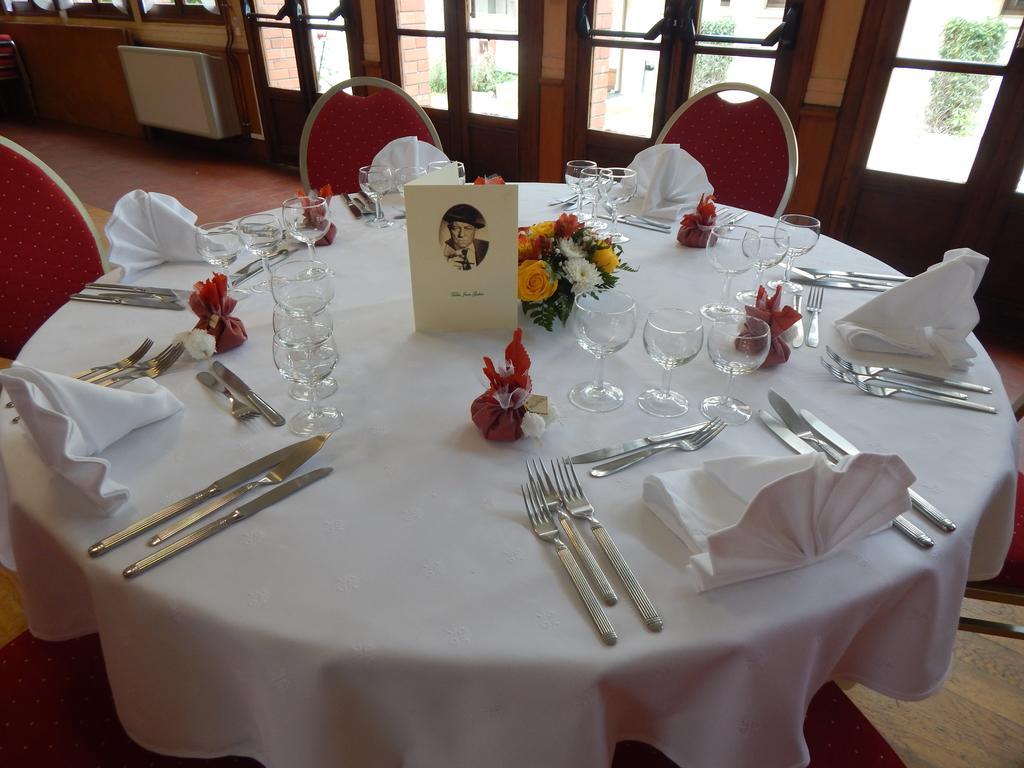 Hotel Restaurant Le Cygne Conches-en-Ouche Экстерьер фото