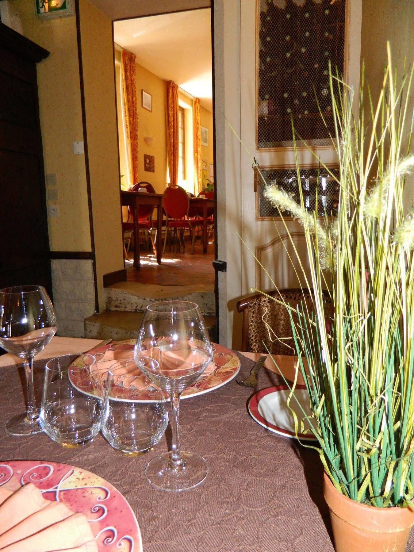 Hotel Restaurant Le Cygne Conches-en-Ouche Экстерьер фото