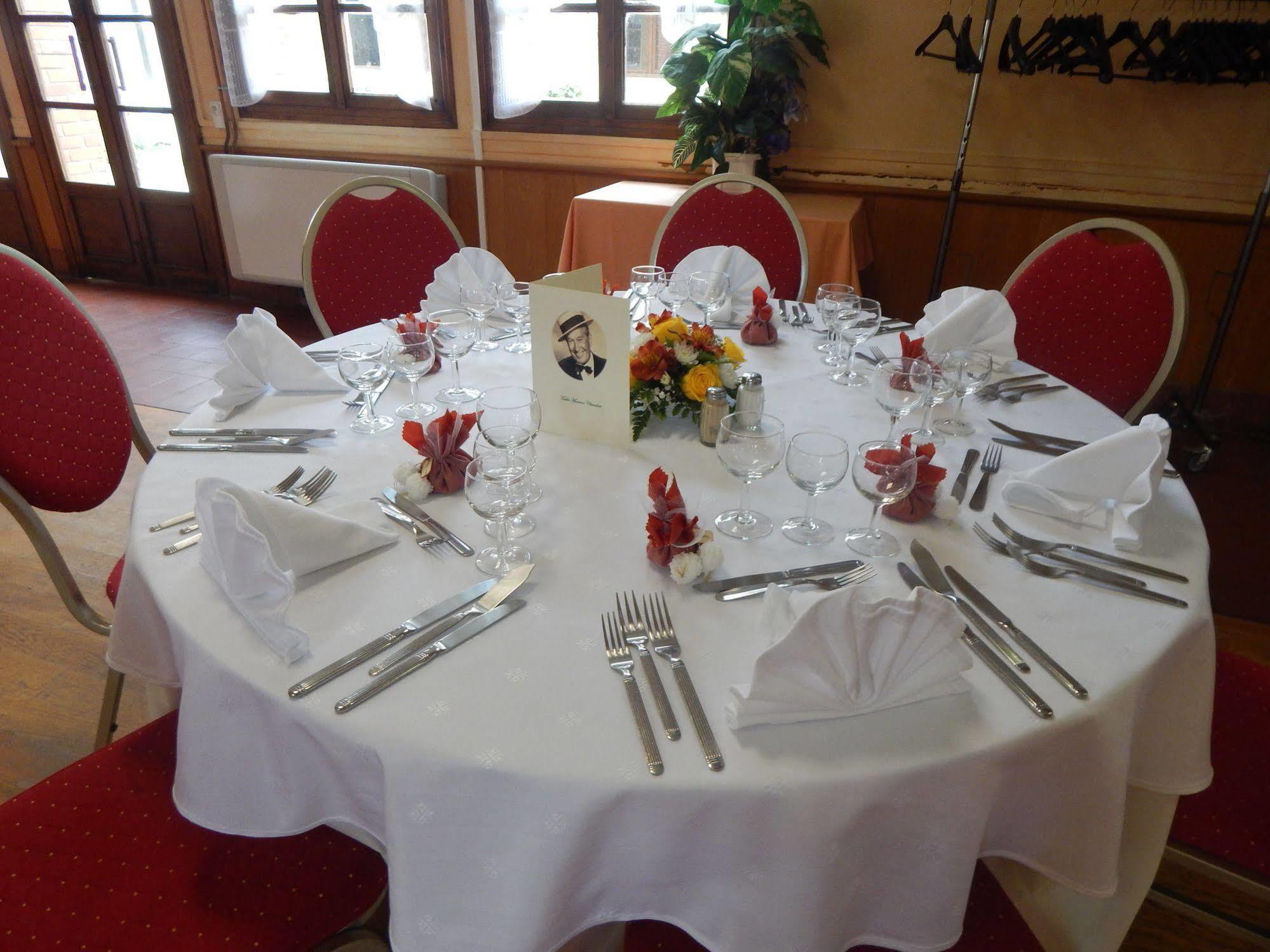 Hotel Restaurant Le Cygne Conches-en-Ouche Экстерьер фото